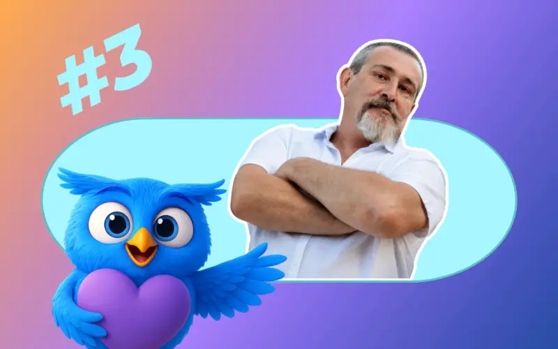 Franck, bras croisés, sur la vignette de l'épisode 3 de son témoignage en vidéo, aux côtés de la chouette Noctua Care.